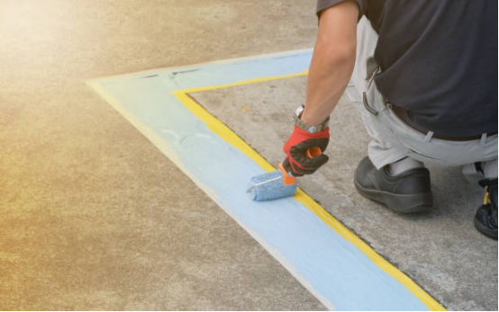 Garage floor coating in light gray color, clean and spacious